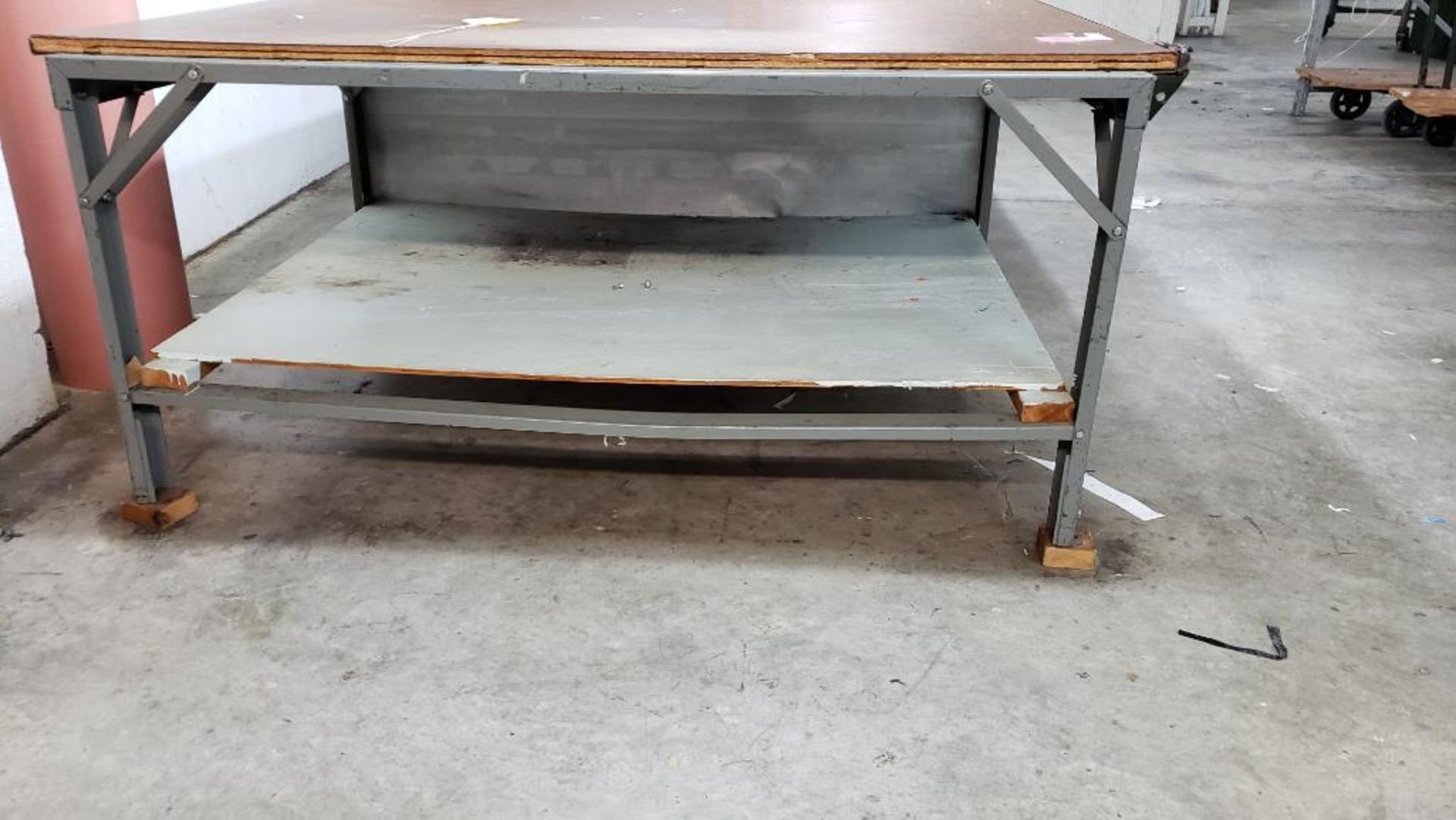 Large cutting table. - Image 2 of 4