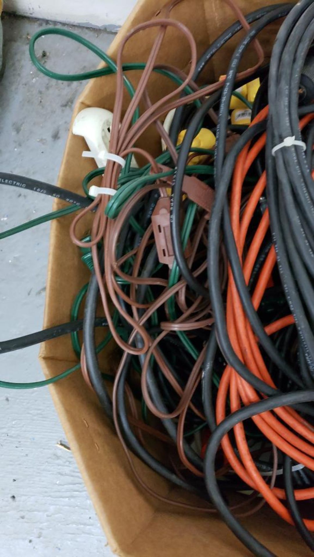 Large box of assorted extension cords. - Image 3 of 4