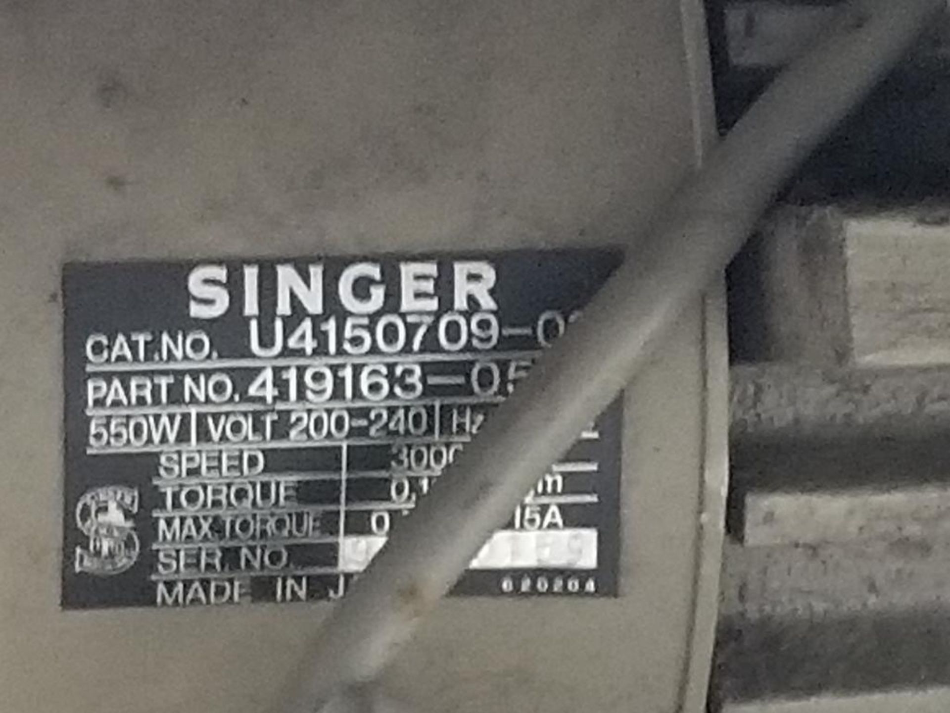 Singer single needle industrial sewing machine. Model 591. Serial #U921310412. 3 phase, 220-240v. - Image 5 of 7