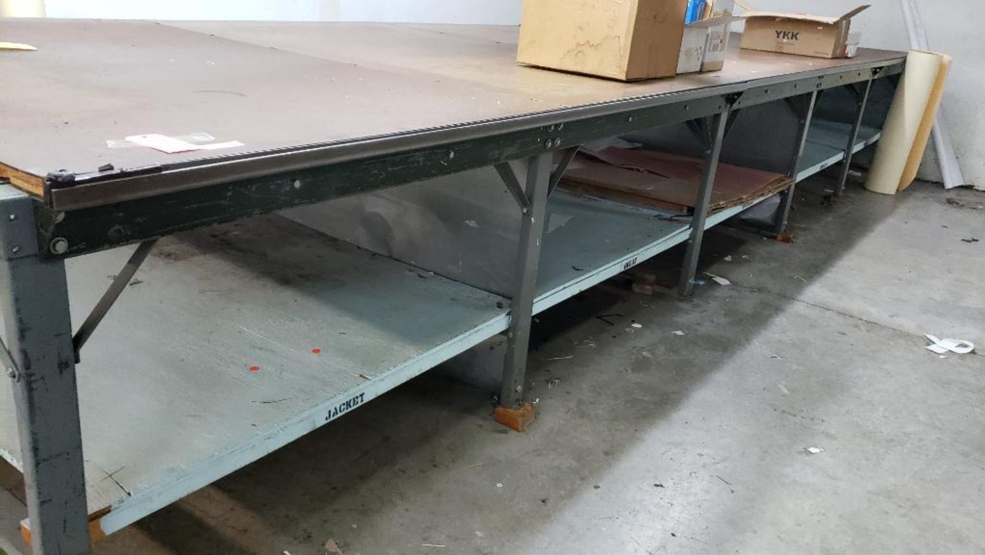 Large cutting table. - Image 3 of 4