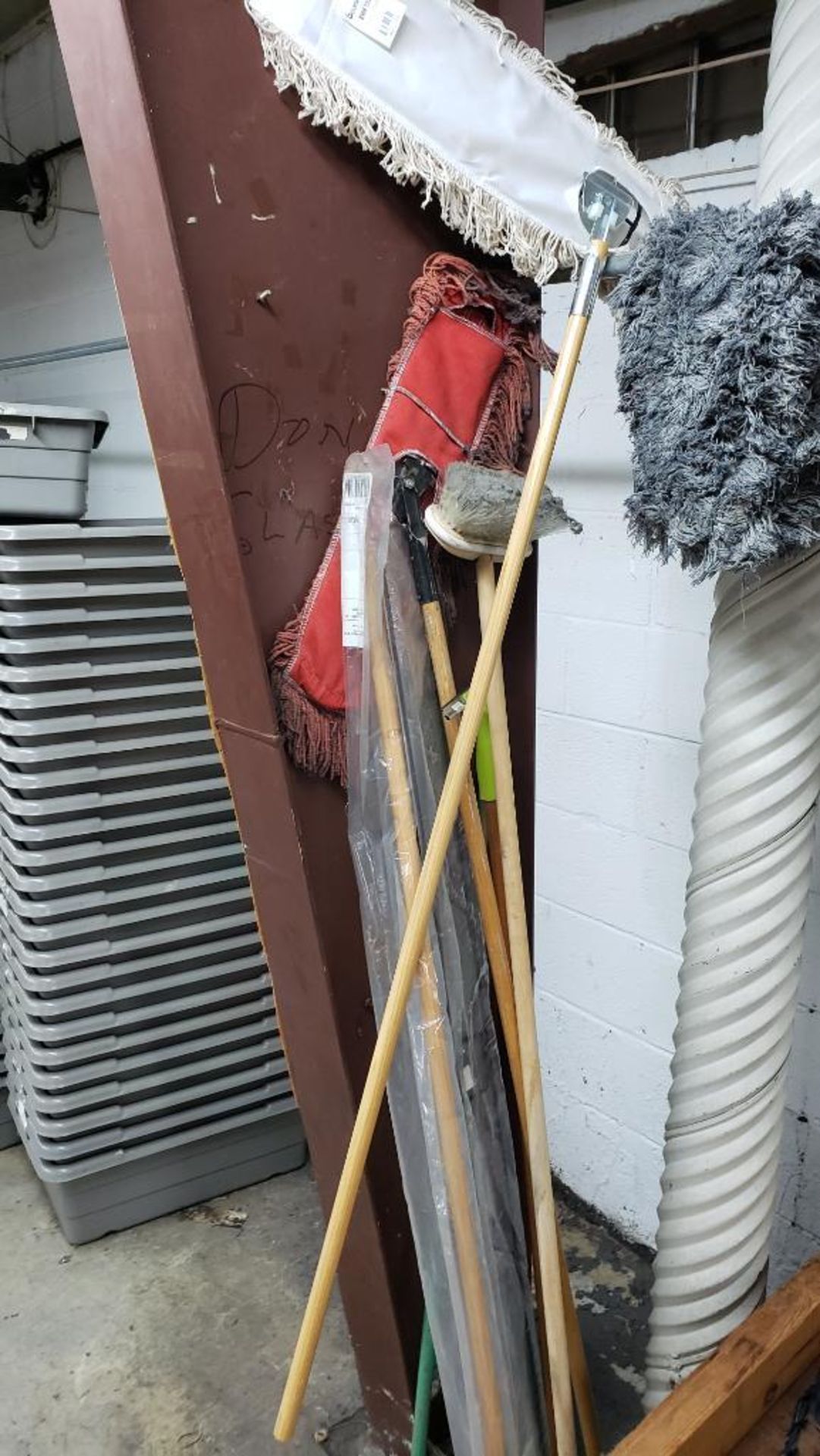 Large assortment of dust mop heads. - Image 4 of 4