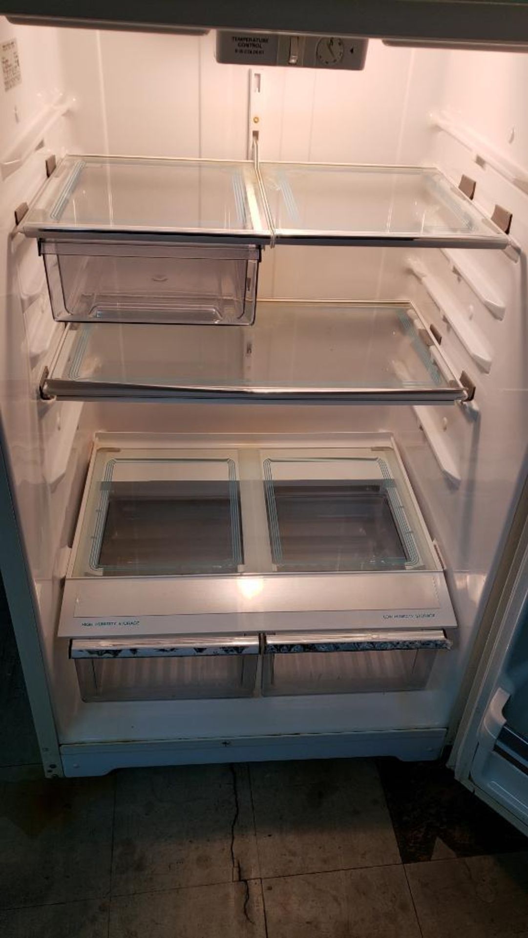 GE refrigerator. - Image 4 of 5