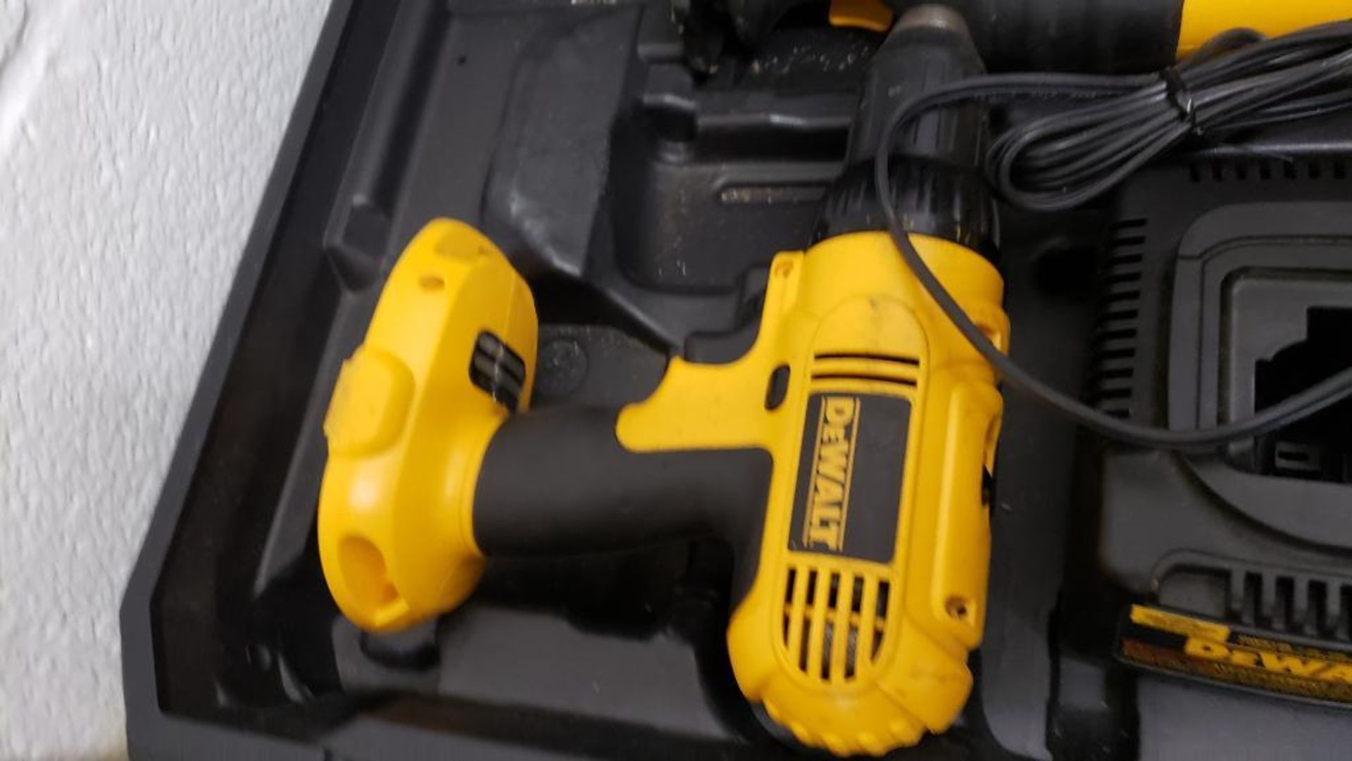 DeWalt 18v corldess drill and saw kit. Includes case and charger. - Image 4 of 6