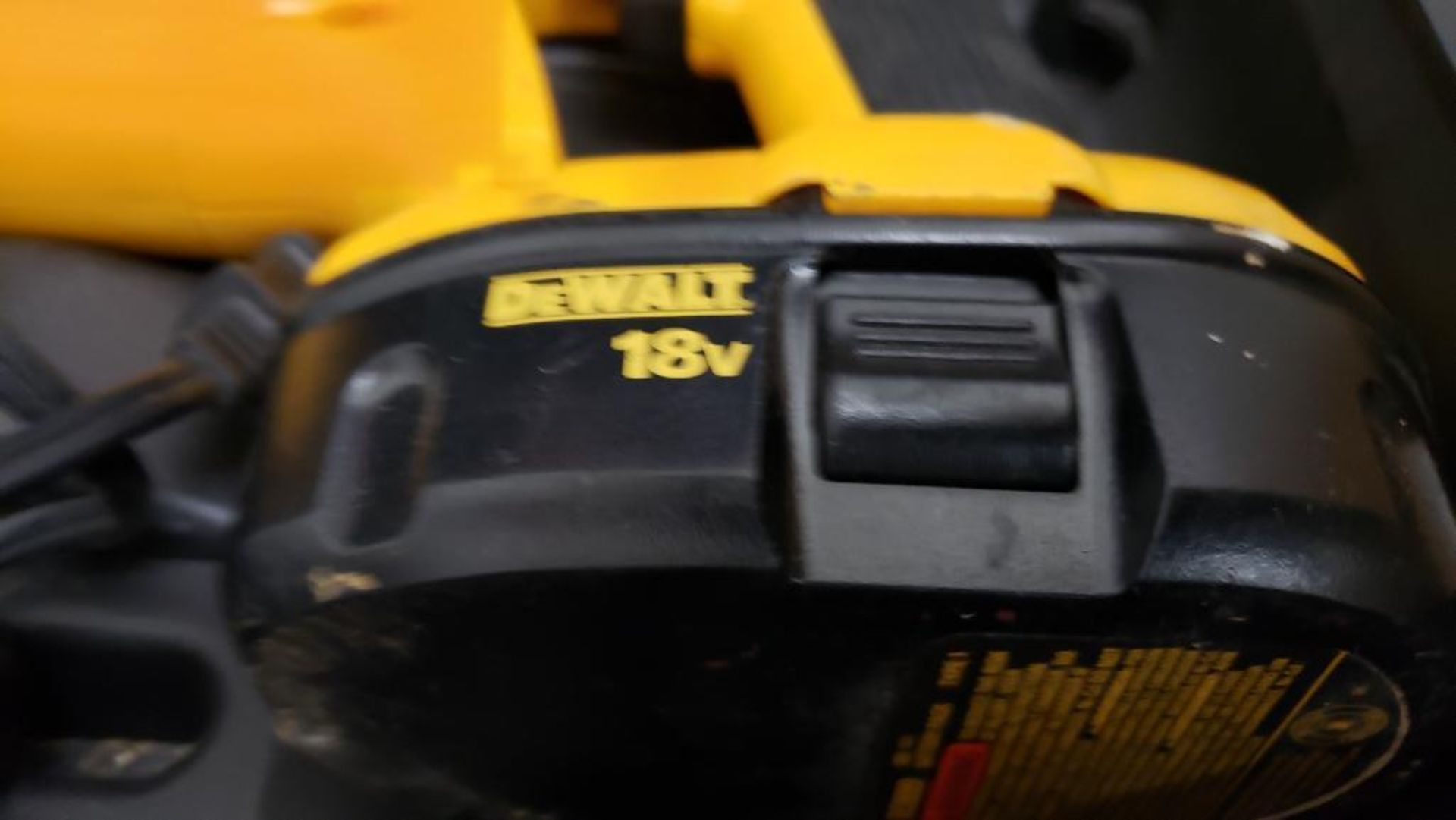 DeWalt 18v corldess drill and saw kit. Includes case and charger. - Image 3 of 6