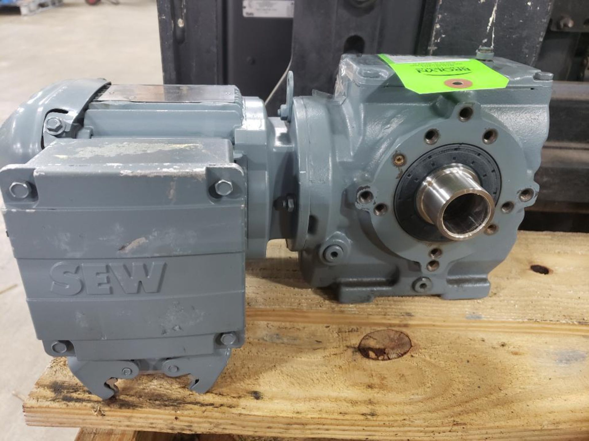 Sew Eurodrive motor and gearbox. Model SH47-DRS71S4/ASB1/TF. - Image 6 of 6