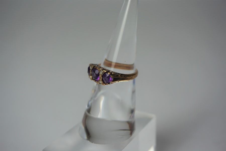 18ct Gold Amethyst Ring, Set with three graduated amethyst,s, stamped 18, overall 5.2 grams, ring - Image 13 of 14