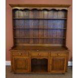 Oak Welsh Dresser (20th century) Having open Delft racks above three small drawers, open recess,