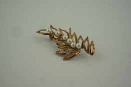 9ct Gold Seed Pearl Leaf Brooch, set with six small seed pearls, stamped 375, overall weight 4.5