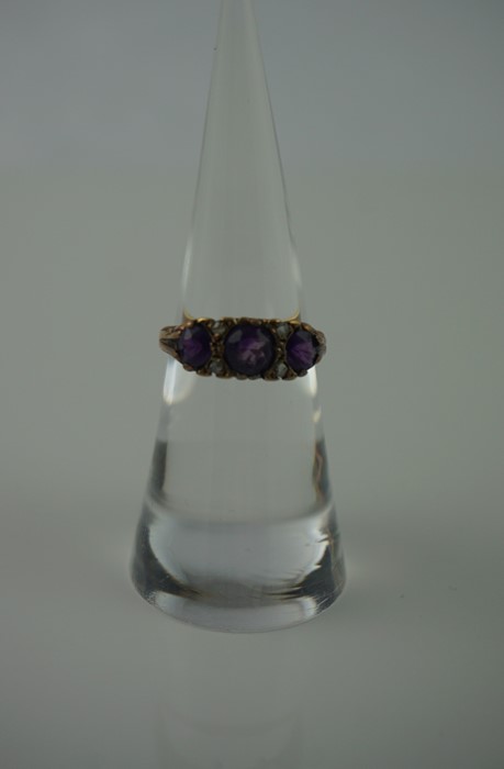 18ct Gold Amethyst Ring, Set with three graduated amethyst,s, stamped 18, overall 5.2 grams, ring - Image 7 of 14