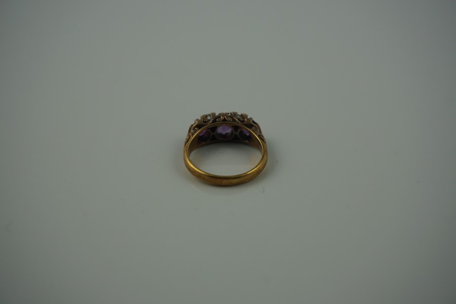 18ct Gold Amethyst Ring, Set with three graduated amethyst,s, stamped 18, overall 5.2 grams, ring - Image 4 of 14