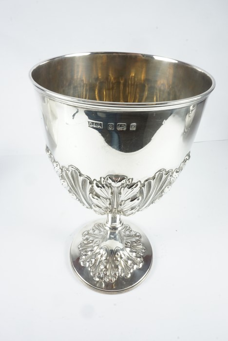 Edward VII Large Silver Cup, Hallmarks for Daniel & Arter Birmingham 1906, Decorated with embossed - Image 4 of 4