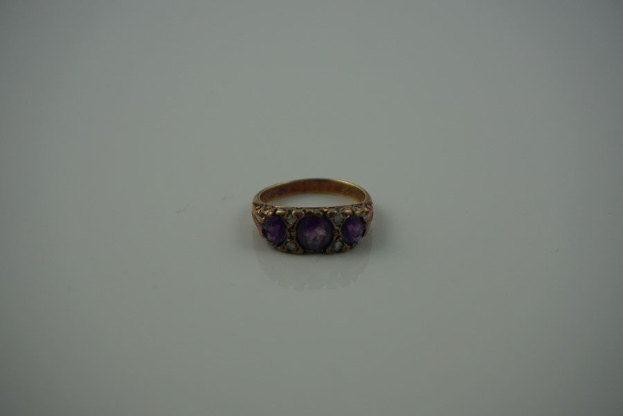 18ct Gold Amethyst Ring, Set with three graduated amethyst,s, stamped 18, overall 5.2 grams, ring - Image 6 of 14