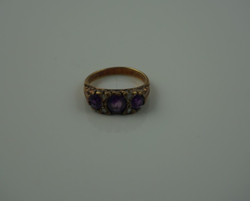 18ct Gold Amethyst Ring, Set with three graduated amethyst,s, stamped 18, overall 5.2 grams, ring - Image 2 of 14