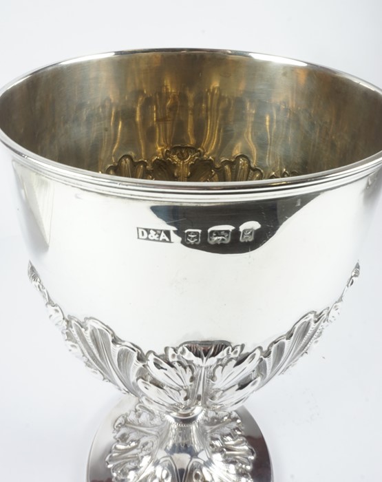 Edward VII Large Silver Cup, Hallmarks for Daniel & Arter Birmingham 1906, Decorated with embossed - Image 2 of 4