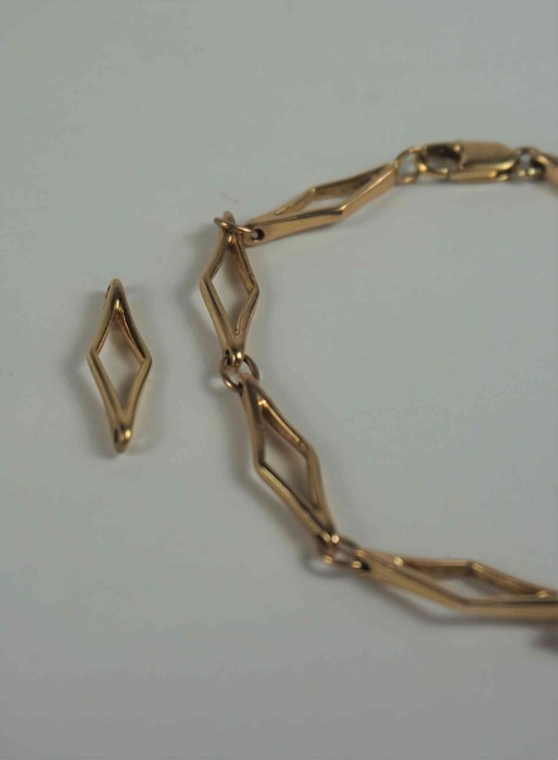 9ct Gold Bracelet, Stamped 375 to link, with a spare link, 7.7 grams - Image 3 of 4