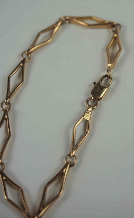 9ct Gold Bracelet, Stamped 375 to link, with a spare link, 7.7 grams - Image 4 of 4