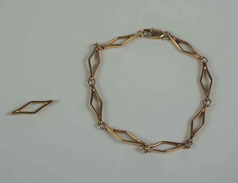 9ct Gold Bracelet, Stamped 375 to link, with a spare link, 7.7 grams