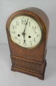Oak Bracket Clock, circa late 19th / early 20th century, Having a twin train movement, with key