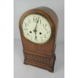 Oak Bracket Clock, circa late 19th / early 20th century, Having a twin train movement, with key