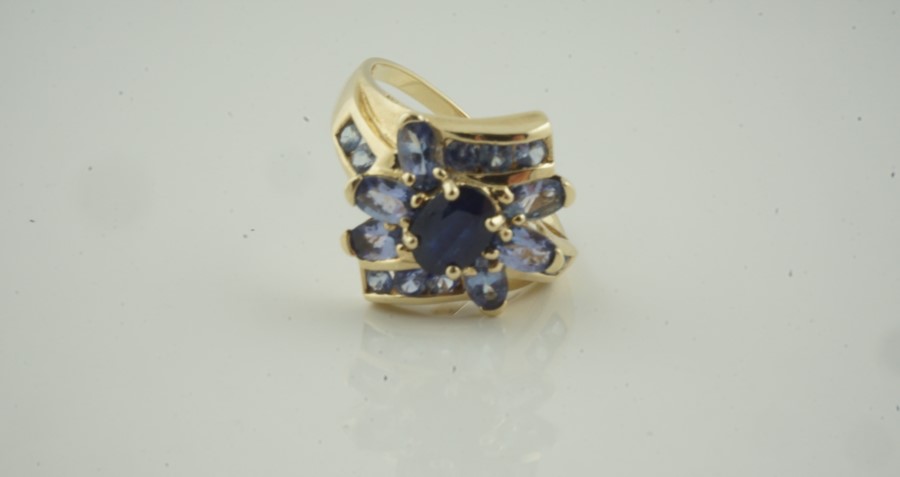 9ct Gold Gem Set Cluster Ring, set with a central sapphire style stone, flanked with allover - Image 3 of 4