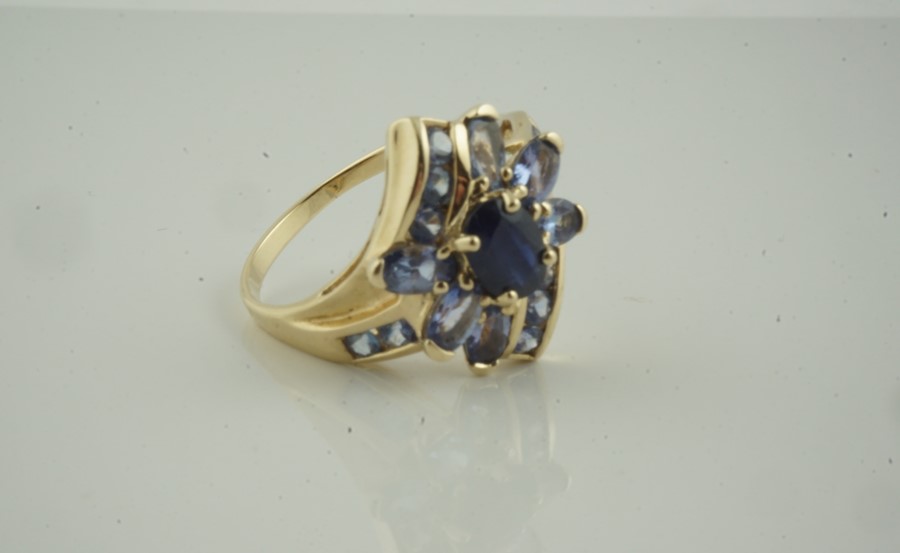 9ct Gold Gem Set Cluster Ring, set with a central sapphire style stone, flanked with allover - Image 2 of 4