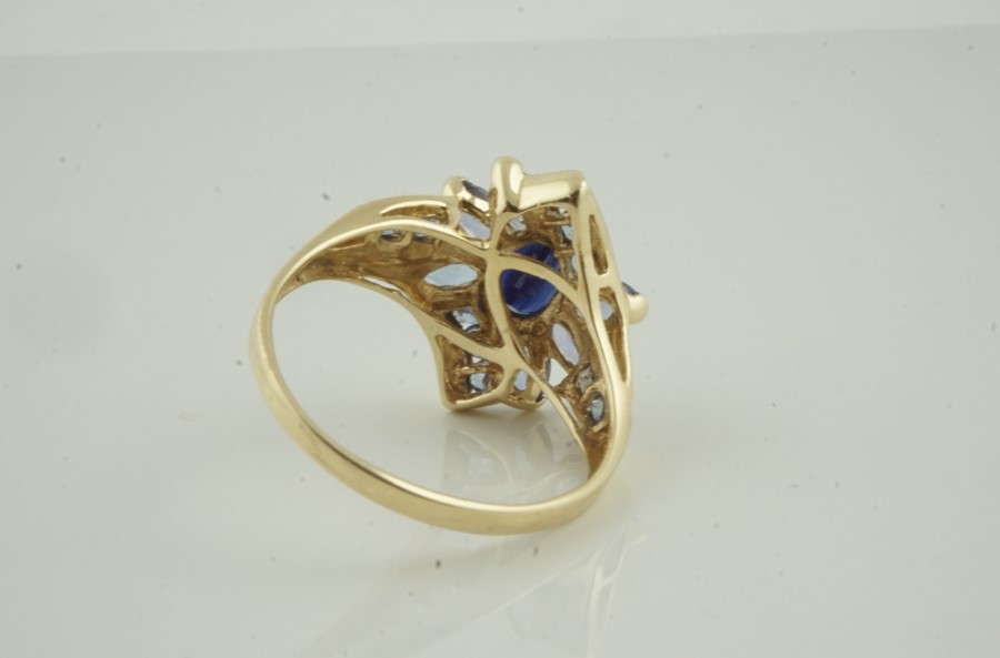 9ct Gold Gem Set Cluster Ring, set with a central sapphire style stone, flanked with allover - Image 4 of 4