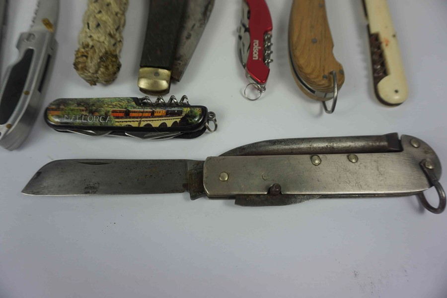 Military Issue Pocket Knife, Marked to the blade J.R. 1979 with Broad Arrow, No 7340-99-975-7402, - Image 3 of 6