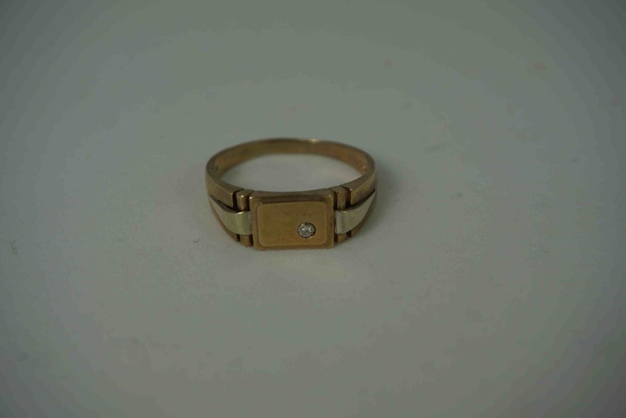 9ct Gold Gents Ring, Set with a small Diamond stone, Stamped 375, Ring size Z + 3, 5.8 grams - Image 5 of 10