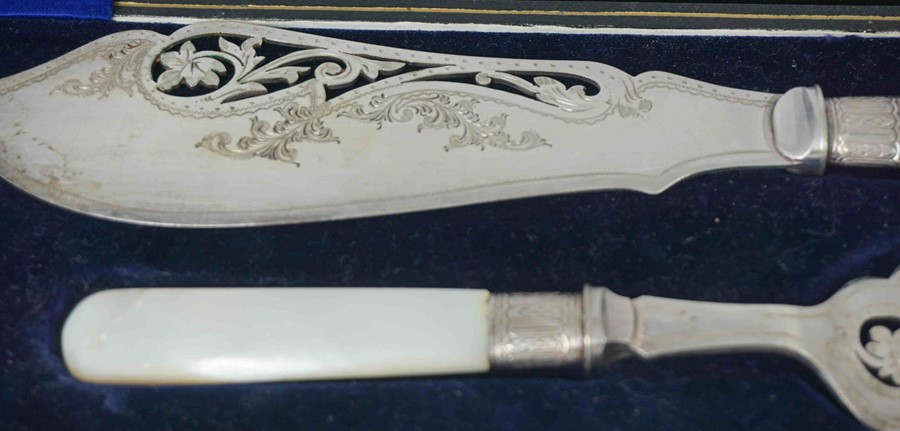 Two Pairs of Silver Banded Fish Dividers, Having Ivory style and Mother of Pearl style handles, Both - Image 4 of 12