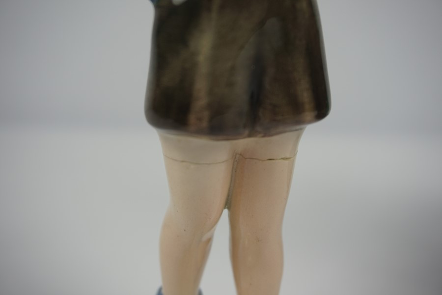 Royal Doulton Figure "The Leisure Hour" HN 2055, 21cm high, Also with a Royal Belvedere for Vienna - Image 4 of 6