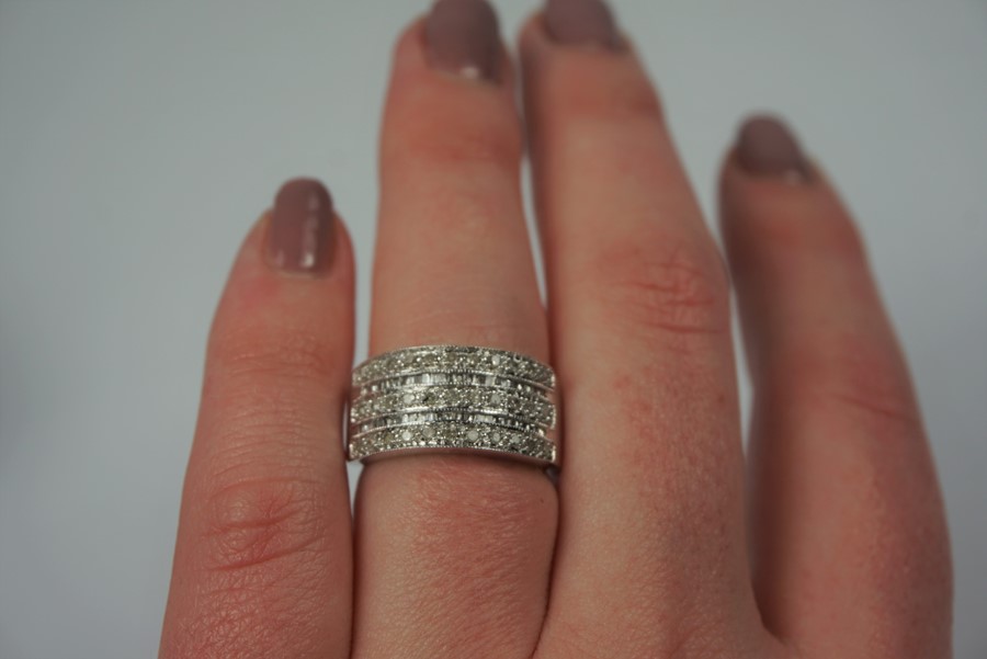 9ct White Gold Ladies Ring, Set with three Bands of small Diamond stones, Stamped 375, Gross - Image 5 of 5