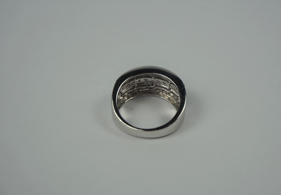 9ct White Gold Ladies Ring, Set with three Bands of small Diamond stones, Stamped 375, Gross - Image 4 of 5
