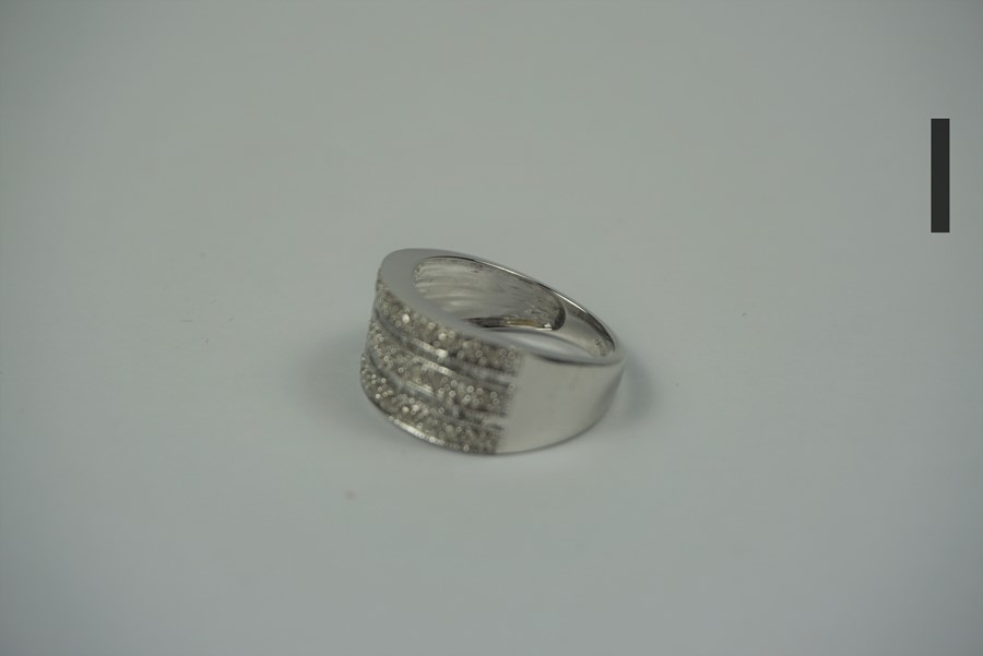 9ct White Gold Ladies Ring, Set with three Bands of small Diamond stones, Stamped 375, Gross - Image 2 of 5