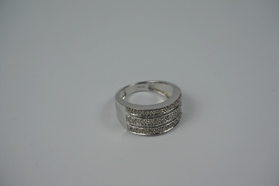 9ct White Gold Ladies Ring, Set with three Bands of small Diamond stones, Stamped 375, Gross - Image 3 of 5