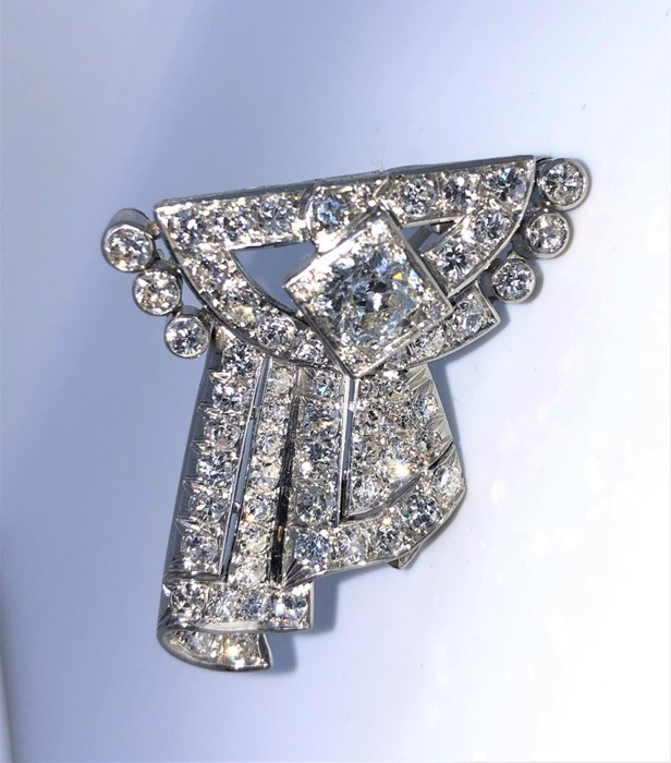 Art Deco Diamond Brooch, Of scrolling Ribbon form, Set with a single and round Brilliant cut - Image 4 of 6