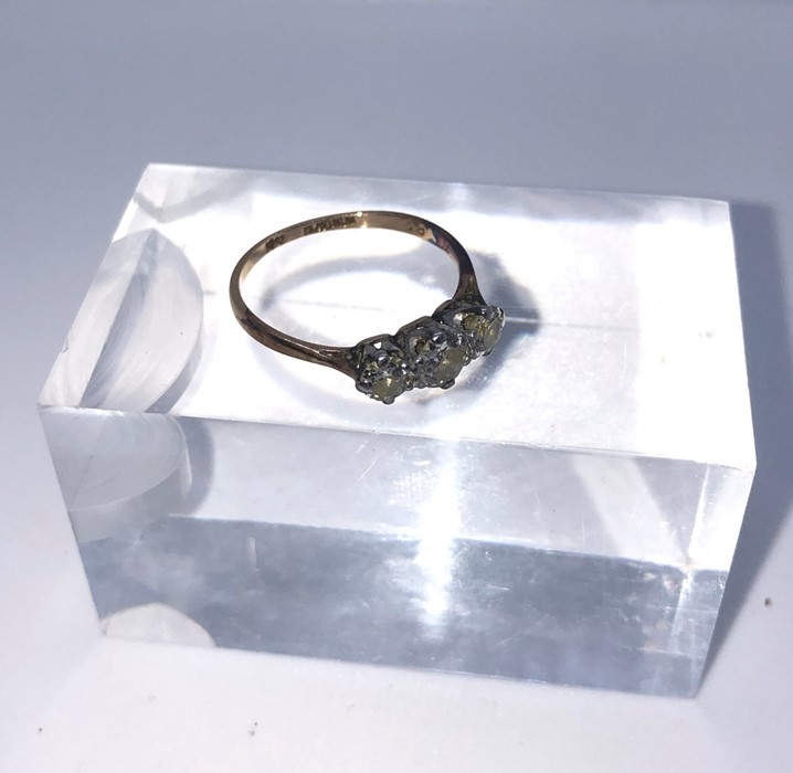 18ct Gold and Diamond Three Stone Ladies Ring, Set with three Graduated Diamonds, The Diamonds - Image 4 of 5