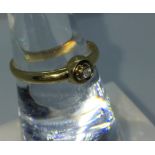 18ct Gold and Diamond Ladies Ring, Set with a small Diamond to the centre, Tested for 18ct, Gross