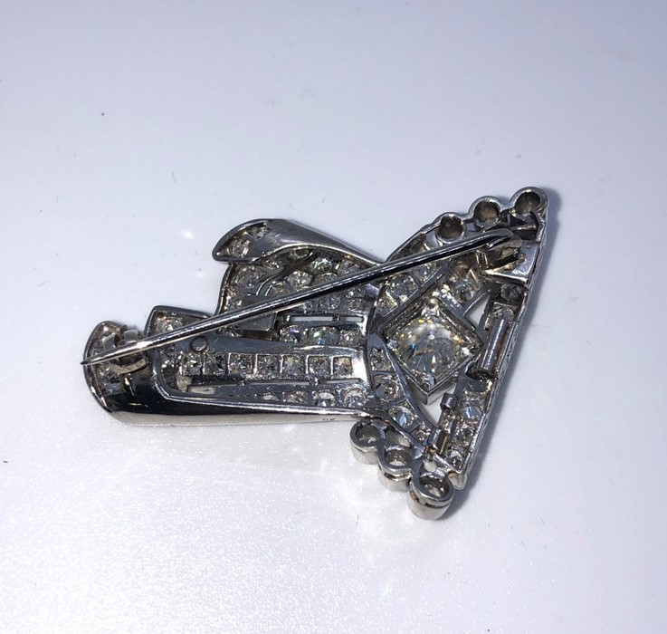 Art Deco Diamond Brooch, Of scrolling Ribbon form, Set with a single and round Brilliant cut - Image 6 of 6