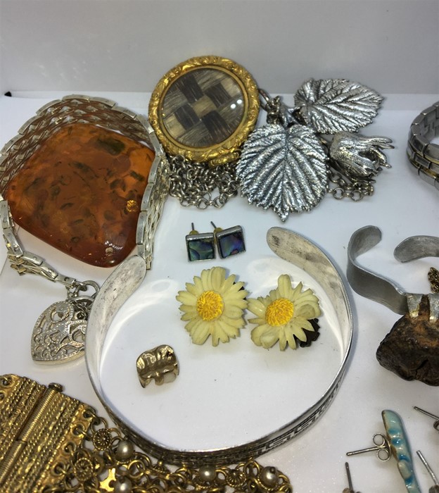 Quantity of Assorted Jewellery, To include a Yellow Metal Mourning Brooch, Monogrammed to the - Image 5 of 6