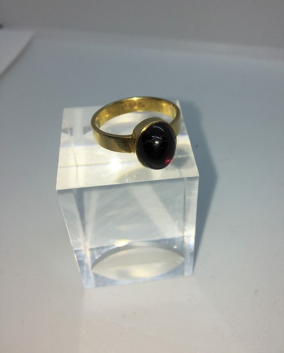 18ct Gold and Garnet Ladies Ring, Set with a Garnet Cabochon, Stamped 18, Gross weight 5.7 Grams, - Image 2 of 3