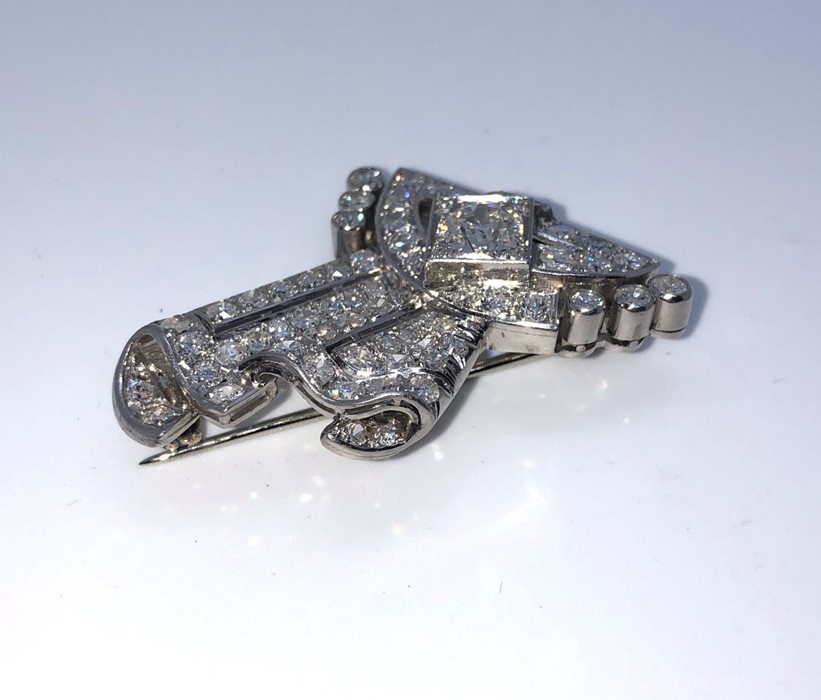 Art Deco Diamond Brooch, Of scrolling Ribbon form, Set with a single and round Brilliant cut - Image 5 of 6