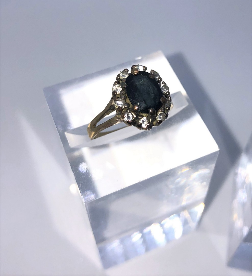 9ct Gold Diamond and Gem Set Cluster Ring, Set with a Blue stone, Flanked with 10 small Diamond - Image 2 of 6