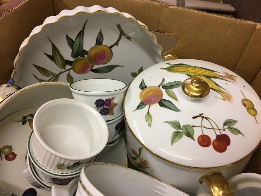 Quantity of Royal Worcester Evesham Table Wares, 16 pieces - Image 2 of 4