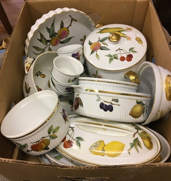 Quantity of Royal Worcester Evesham Table Wares, 16 pieces
