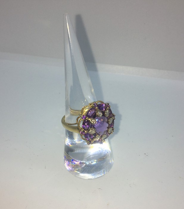9ct Gold Amethyst and Diamond Ladies Ring, Set with 8 small Diamonds on a Large Amethyst, - Image 3 of 4