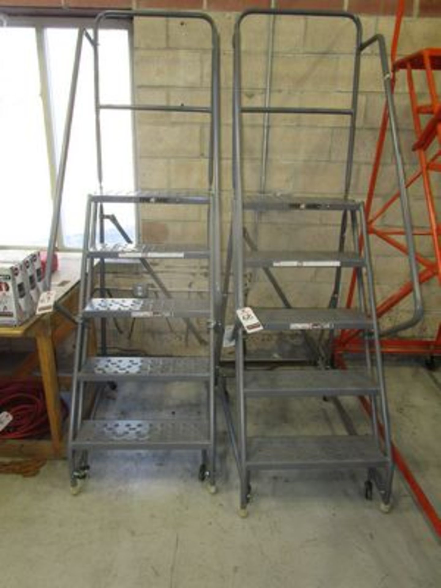 TRIARC 5' PORT. METAL STOCK LADDER