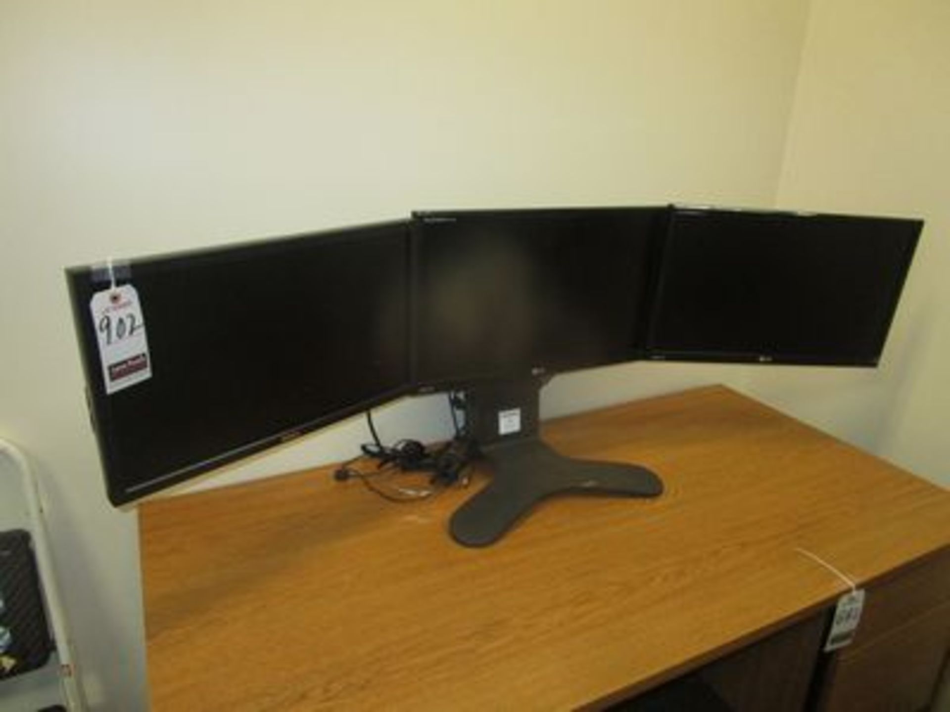 ASS'T 23" FLAT MONITORS W/ PED. MONITOR STAND