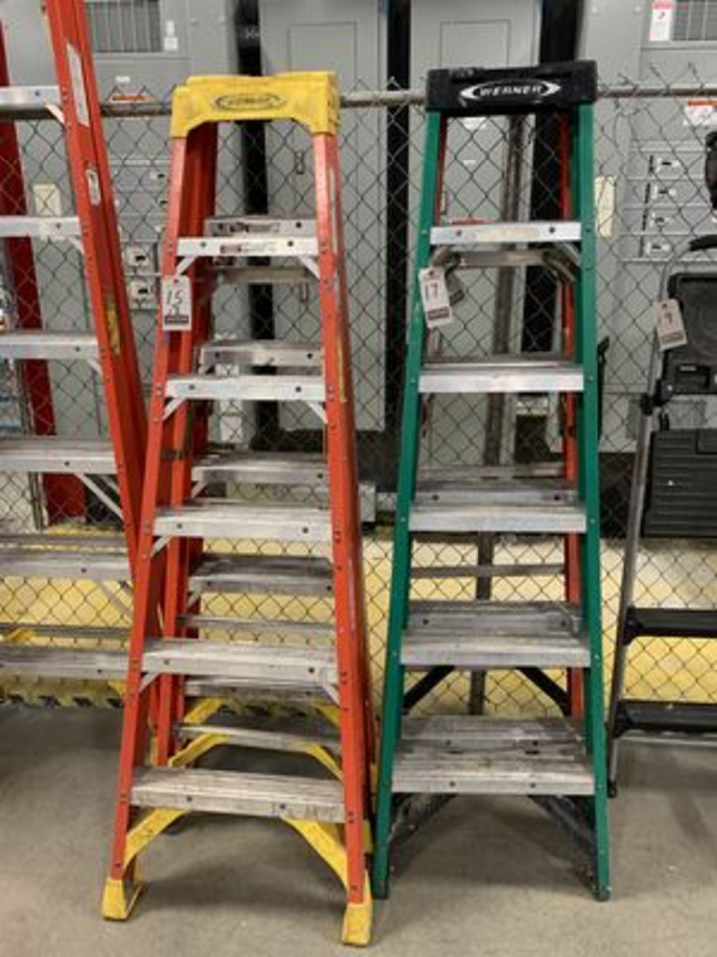 WERNER 6' FIBERGLASS STEPLADDER