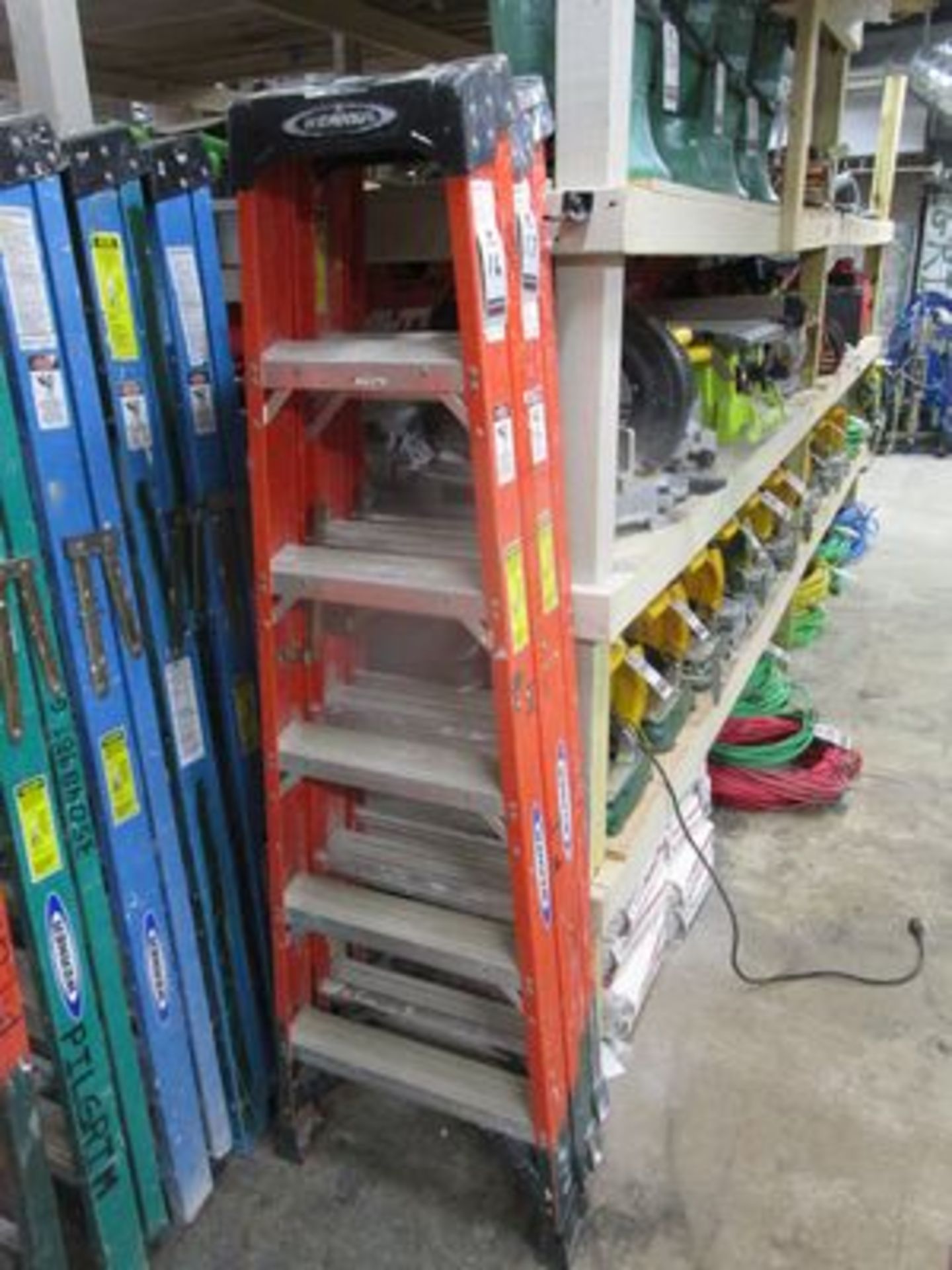 WERNER 6' FIBERGLASS STEPLADDER