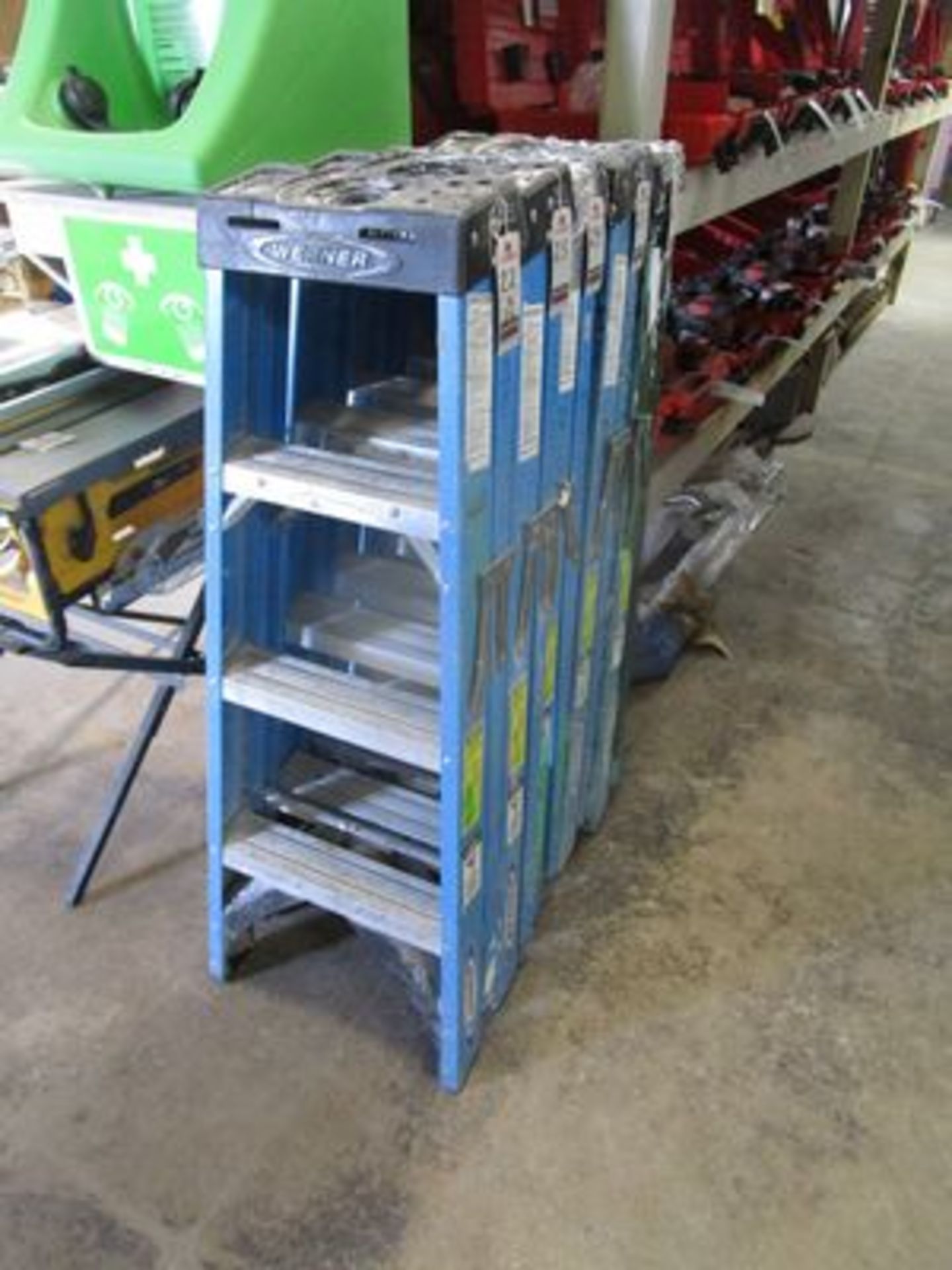 WERNER 4' FIBERGLASS STEPLADDER